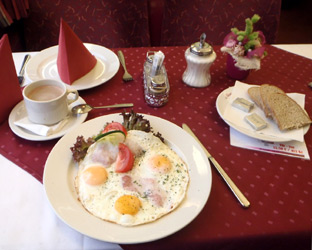 Lunch in the restaurant car of the Jan Jesenius from Berlin to Prague