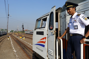 Driver of the train to Jakarta about the leave Surabaya