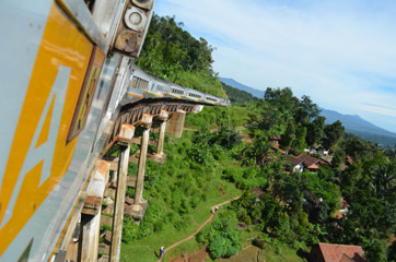 Argo Wilis crossing a wooden viaduct between Bandung and Surabaya