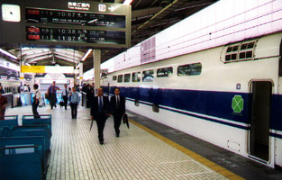 Touring with a Japan Rail Pass:  On the platform at Tokyo Central