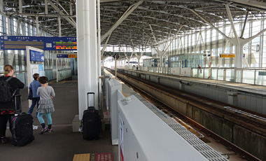 Shin Tosu upper level (shinkansen) platforms