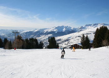 Une piste de ski pour débutants aux Arcs 1800 dans les Alpes françaises. Facile d'accès par le train de neige de Rail Europe ou le train de ski Eurostar