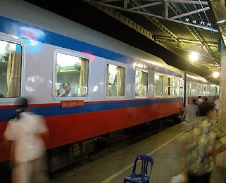 An SE train Hanoi - Hue - Danang - Nha Trang - Saigon (photo courtesy of Willy Kaemena)
