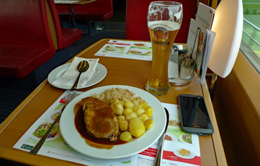 Déjeuner dans la voiture-restaurant du train ICE Berlin-Vienne