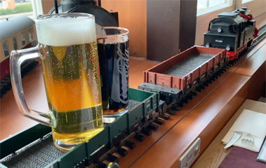 Beer arrives by model train at the Altora Eisenbahn Themenhotel