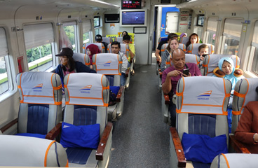 Eksekutif class seats on train to Yogyakarta