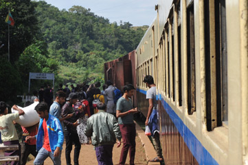 A Burmese train on the Gokteik Viaduct
