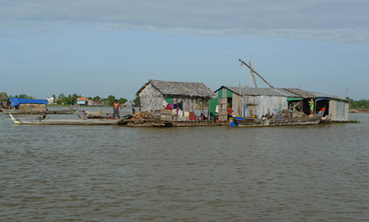 Floating houses seen from the speedboat to Siem Reap