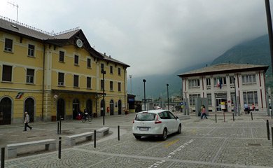 Trenord (left) and Rhatische Bahn (right) stations in Tirano
