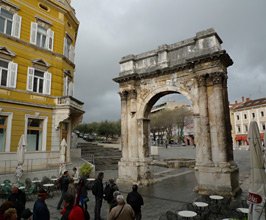 Roman arch, Pula
