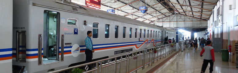 Train 102 Ranggajati at Solo Balapan