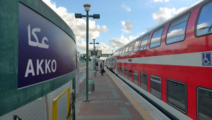 The train arrives at Akko