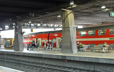 Tel Aviv HaShalom station platforms