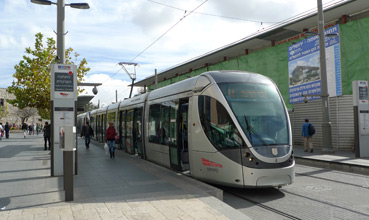 Train léger sur rail de Jersualem - avec une nouvelle gare rapide en arrière-plan