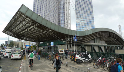 Tel Aviv HaShalom station, exterior