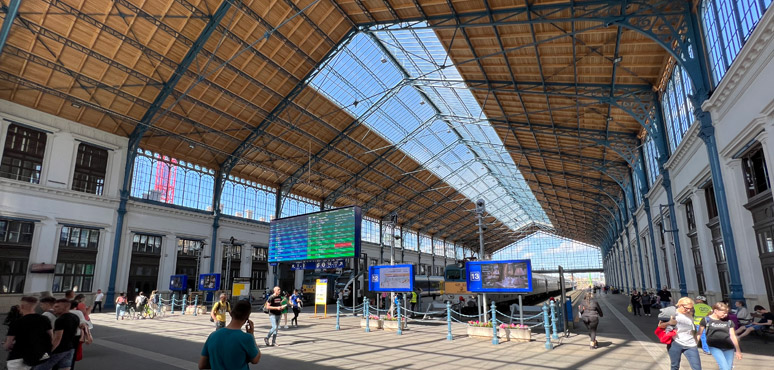 Budapest Nyugati station platforms 10-13