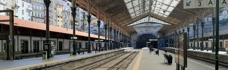 Porto Sao Bento station platforms