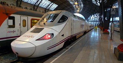 An Alvia train at Barcelona Sants