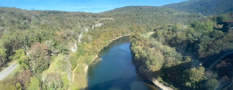 Crossing the Cize-Bolozon viaduct on the Haut-Bugey Line, on a Geneva to Paris train