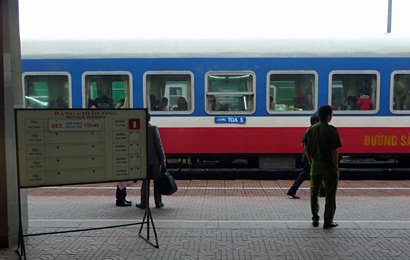 Air-con hard seats car on train SE5 at Hanoi