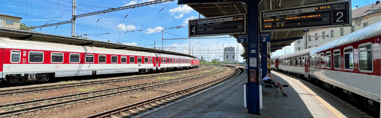 Bratislava Hlavna platform 2, tracks 4 & 2