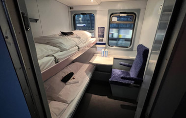 Sleeping-car set up for double or triple occupancy