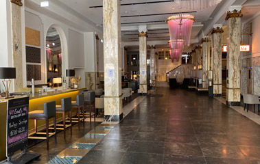 Lobby & bar of the Hotel Reichshof Hamburg