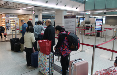Queue for departures at Hung Hom station
