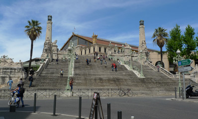 Steps from Marseille station to the road