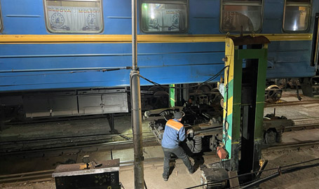 The Bucharest to Chisinau train has its wheels changed