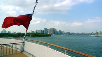 Queen Mary 2 about to sail from New York