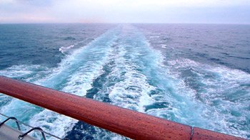 Queen Mary 2's four screws churn up the Atlantic astern