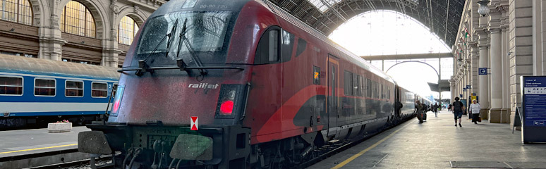 The 06:40 railjet from Budapest to Zurich, at Budapest Keleti