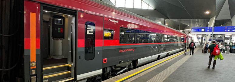 Railjet train boarding at Vienna Hbf