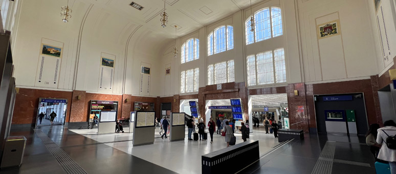 Salzburg Hbf main hall