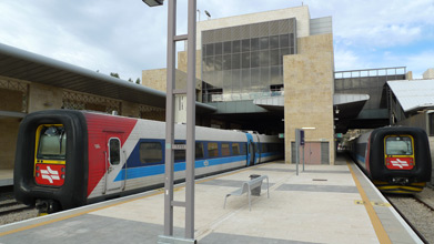 Trainsto Tel Aviv at Jerusalem Malha station