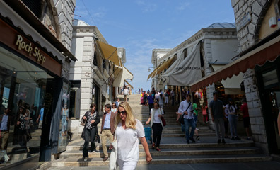 Walking over the Rialto Bridge