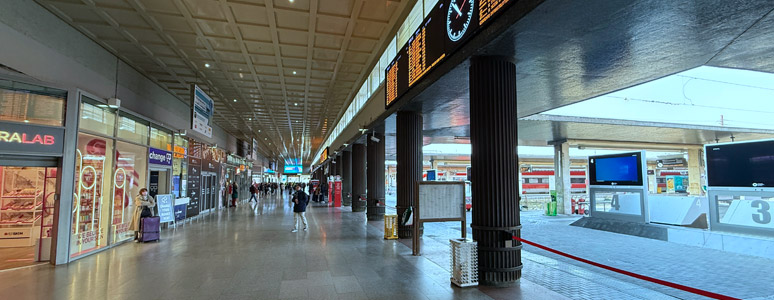 Venice Santa Lucia, circulating area behind the platforms