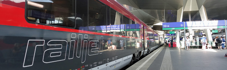 railjet train at Vienna Hbf
