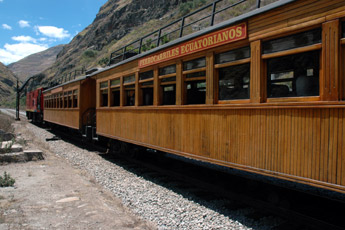 Tourist train from Alausi over the Devil's Nose in Ecuador