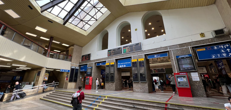 Bratislava Hlavna concourse, steps up to 1905 booking hall