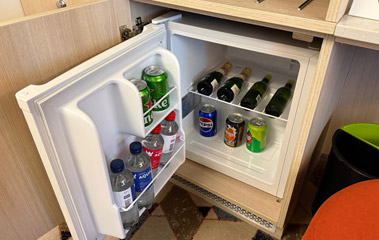 Fridge & complimentary minibar, commodore class